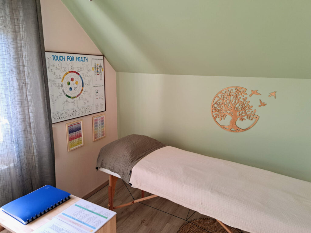 Photo cabinet table de massage mur vert zen cocon relaxation - kinésiologie kinésiologue Massages crâniens Belfort Valdoie Chaux Giromagny